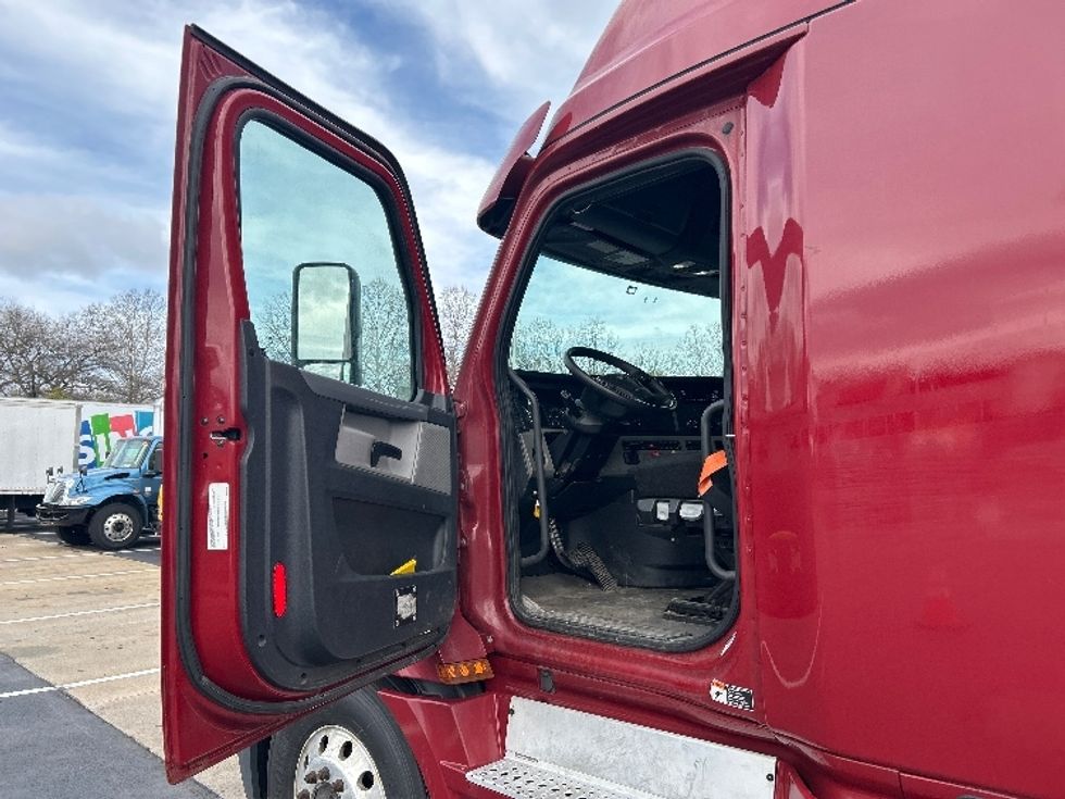 Sleeper Tractor-Heavy Duty Tractors-Freightliner-2019-T12664ST-Reading-PA-673,399\n\t\tmiles-$ 42,500 - Image 9
