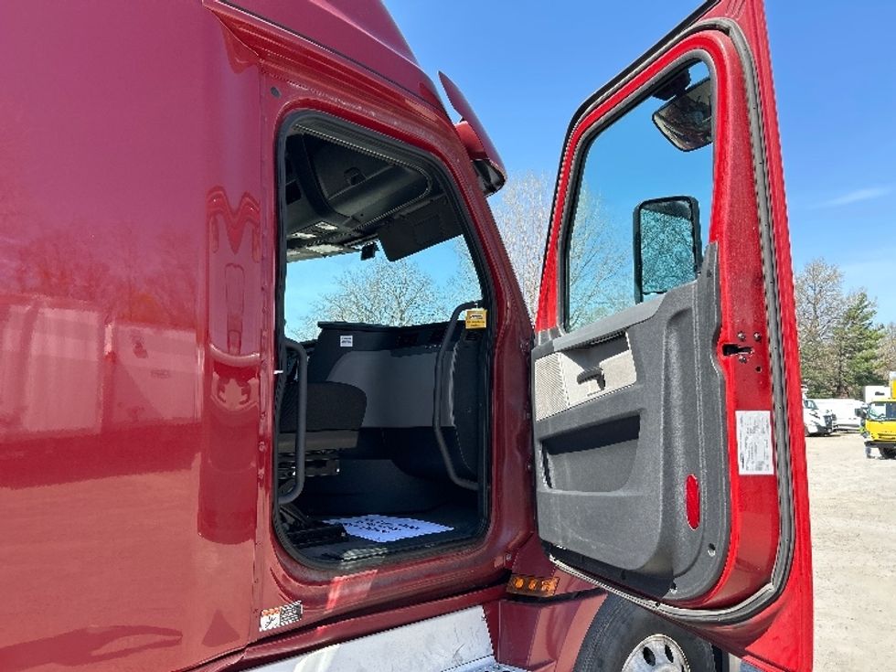 Sleeper Tractor-Heavy Duty Tractors-Freightliner-2019-T12664ST-Reading-PA-688,398\n\t\tmiles-$ 42,750 - Image 13