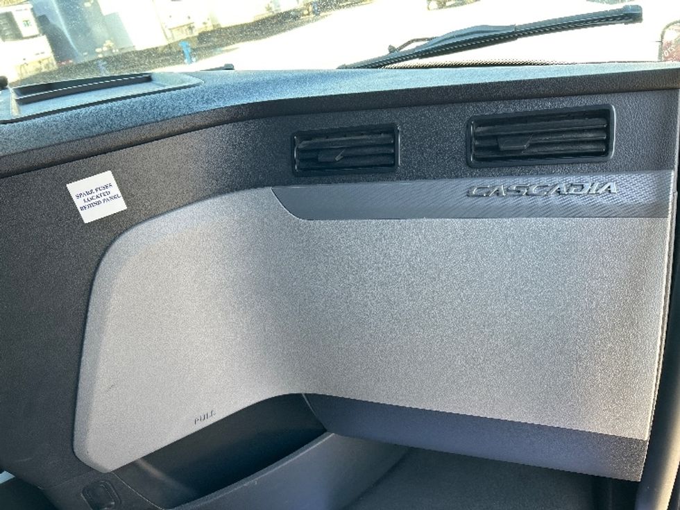 Sleeper Tractor-Heavy Duty Tractors-Freightliner-2019-T12664ST-Reading-PA-688,398\n\t\tmiles-$ 42,750 - Image 14