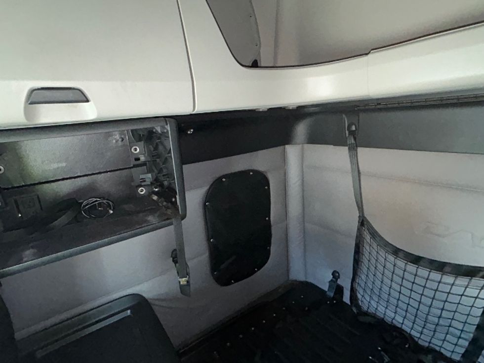 Sleeper Tractor-Heavy Duty Tractors-Freightliner-2019-T12664ST-Reading-PA-688,398\n\t\tmiles-$ 42,750 - Image 19