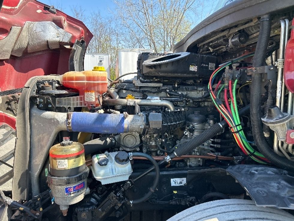 Sleeper Tractor-Heavy Duty Tractors-Freightliner-2019-T12664ST-Reading-PA-688,398\n\t\tmiles-$ 42,750 - Image 21