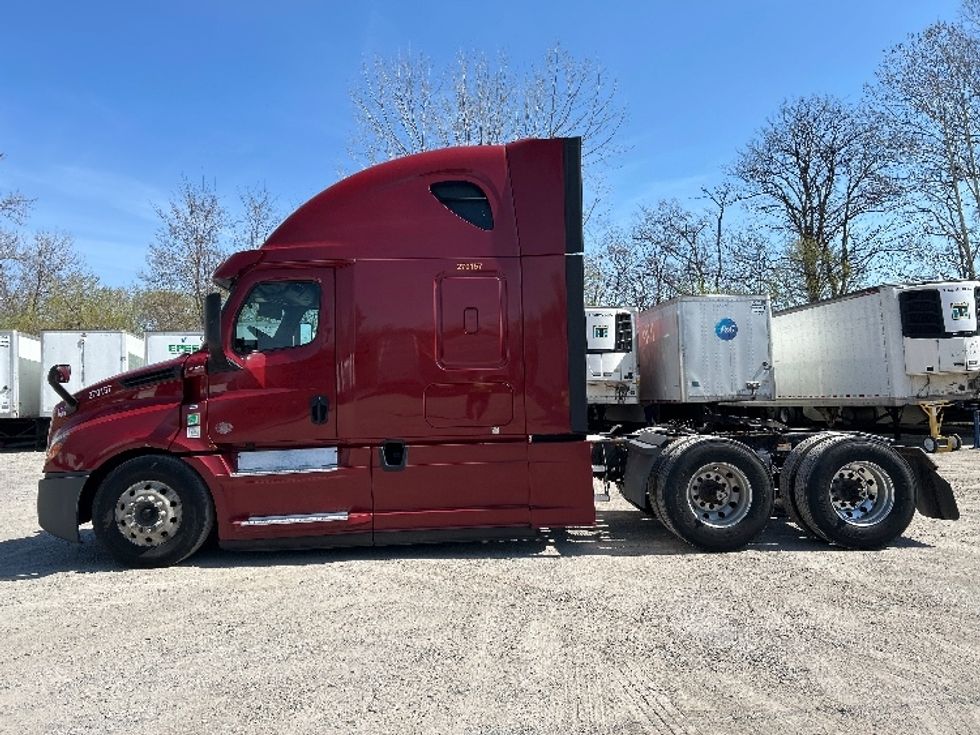 Sleeper Tractor-Heavy Duty Tractors-Freightliner-2019-T12664ST-Reading-PA-688,398\n\t\tmiles-$ 42,750 - Image 4
