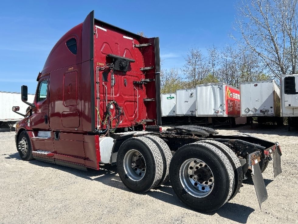 Sleeper Tractor-Heavy Duty Tractors-Freightliner-2019-T12664ST-Reading-PA-688,398\n\t\tmiles-$ 42,750 - Image 5