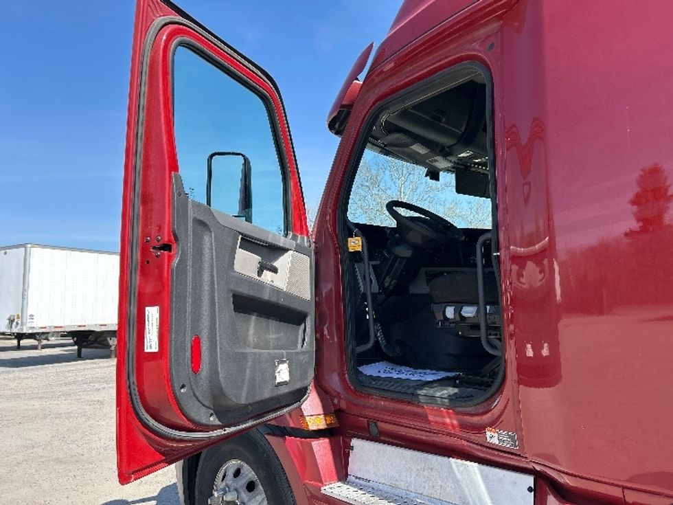Sleeper Tractor-Heavy Duty Tractors-Freightliner-2019-T12664ST-Reading-PA-688,398\n\t\tmiles-$ 42,750 - Image 9
