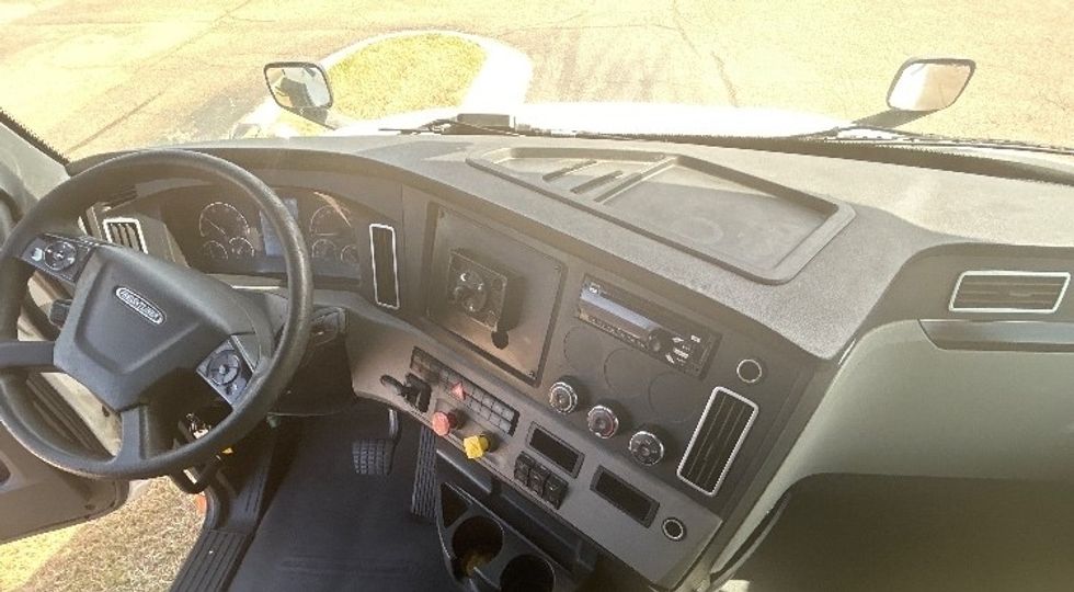 Sleeper Tractor-Heavy Duty Tractors-Freightliner-2019-T12664ST-Richland-MS-666,423\n\t\tmiles-$ 51,250 - Image 12