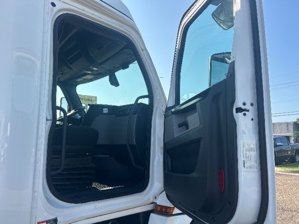 Sleeper Tractor-Heavy Duty Tractors-Freightliner-2019-T12664ST-Richland-MS-666,423\n\t\tmiles-$ 51,250 - Image 13