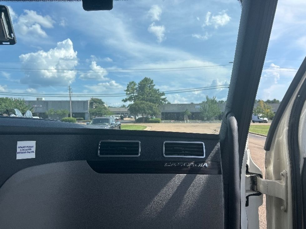 Sleeper Tractor-Heavy Duty Tractors-Freightliner-2019-T12664ST-Richland-MS-666,423\n\t\tmiles-$ 51,250 - Image 14