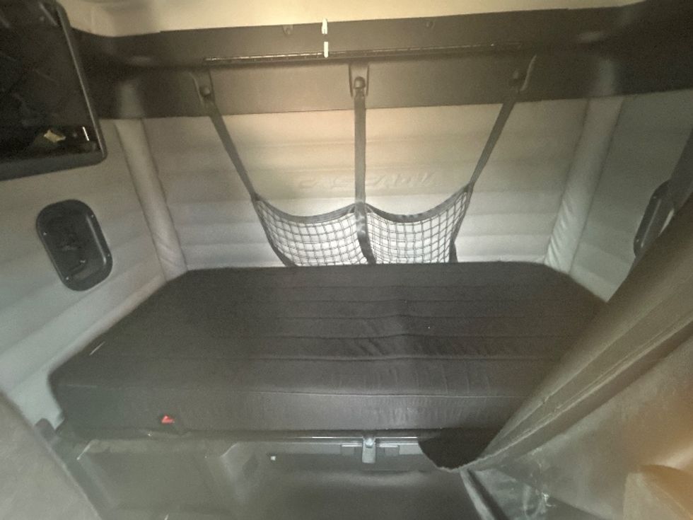 Sleeper Tractor-Heavy Duty Tractors-Freightliner-2019-T12664ST-Richland-MS-666,423\n\t\tmiles-$ 51,250 - Image 16