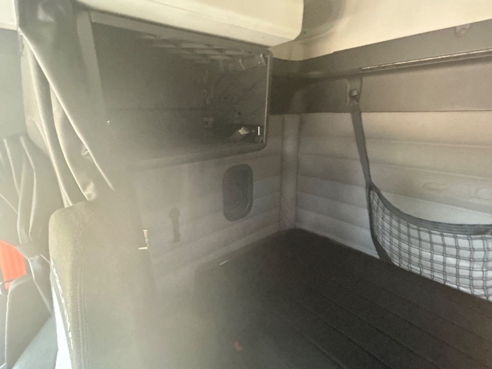 Sleeper Tractor-Heavy Duty Tractors-Freightliner-2019-T12664ST-Richland-MS-666,423\n\t\tmiles-$ 51,250 - Image 19