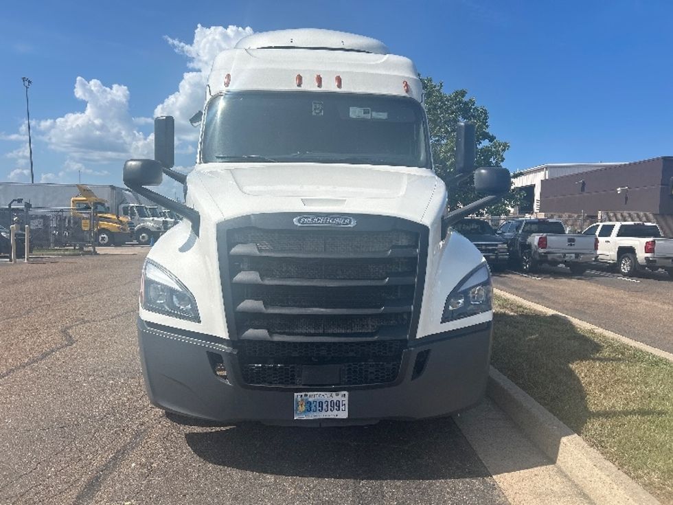 Sleeper Tractor-Heavy Duty Tractors-Freightliner-2019-T12664ST-Richland-MS-666,423\n\t\tmiles-$ 51,250 - Image 2
