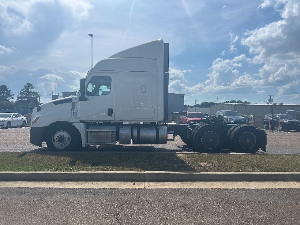 Sleeper Tractor-Heavy Duty Tractors-Freightliner-2019-T12664ST-Richland-MS-666,423\n\t\tmiles-$ 51,250 - Image 4