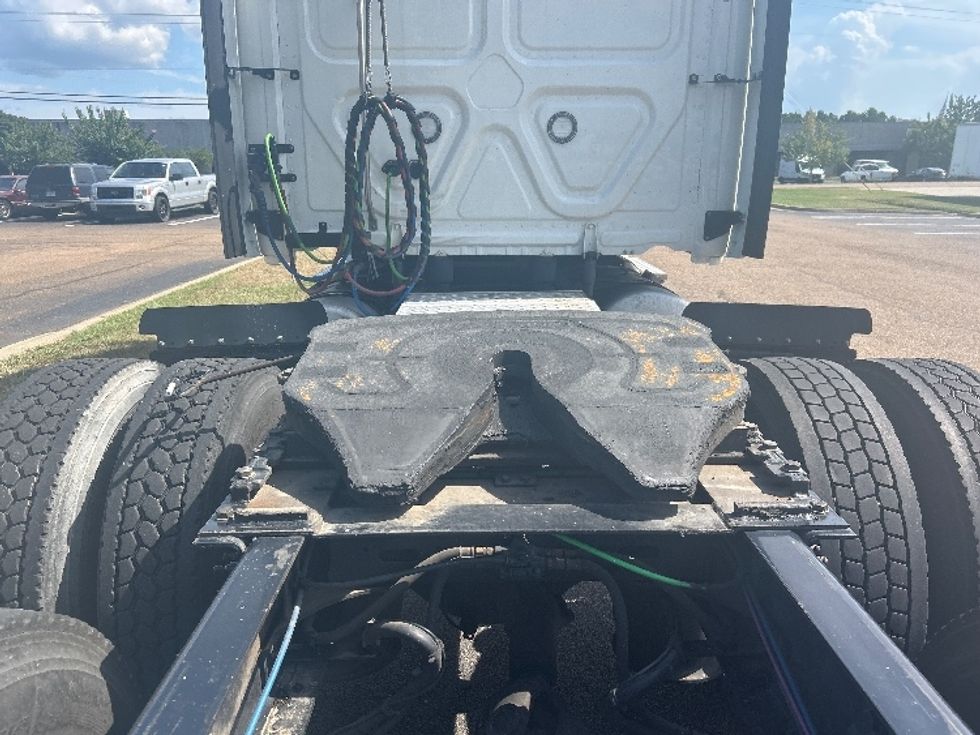 Sleeper Tractor-Heavy Duty Tractors-Freightliner-2019-T12664ST-Richland-MS-666,423\n\t\tmiles-$ 51,250 - Image 6