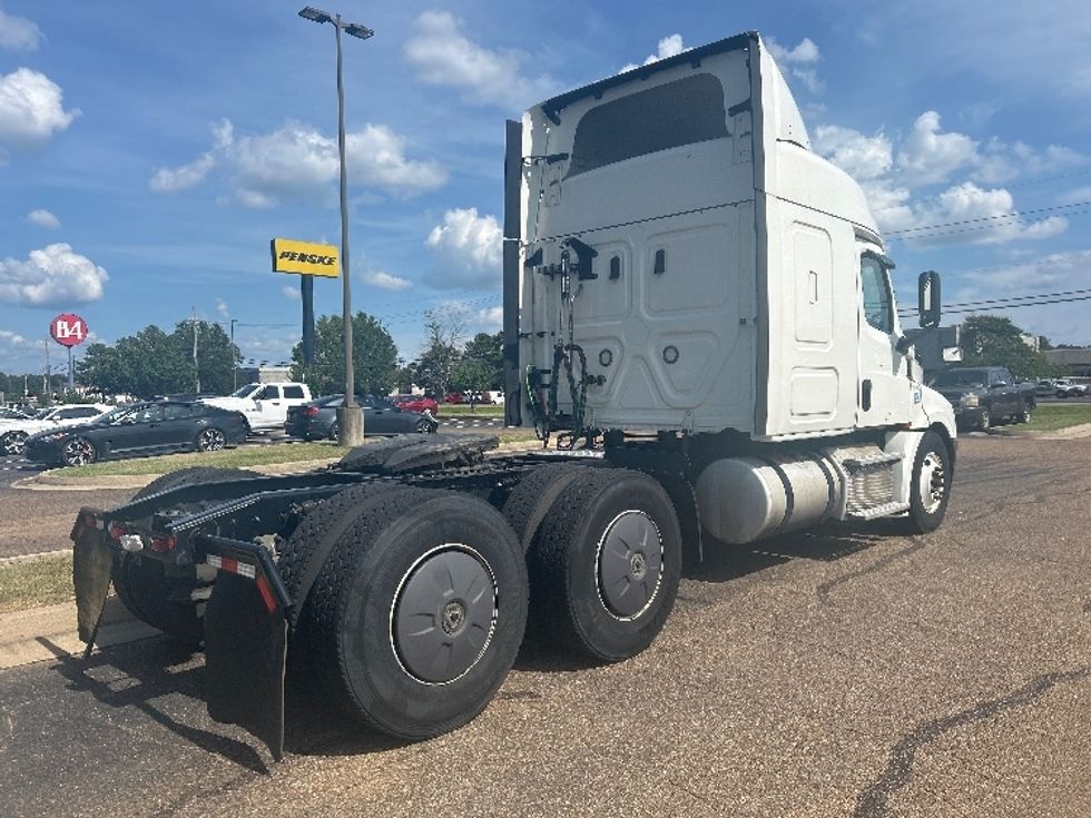 Sleeper Tractor-Heavy Duty Tractors-Freightliner-2019-T12664ST-Richland-MS-666,423\n\t\tmiles-$ 51,250 - Image 7