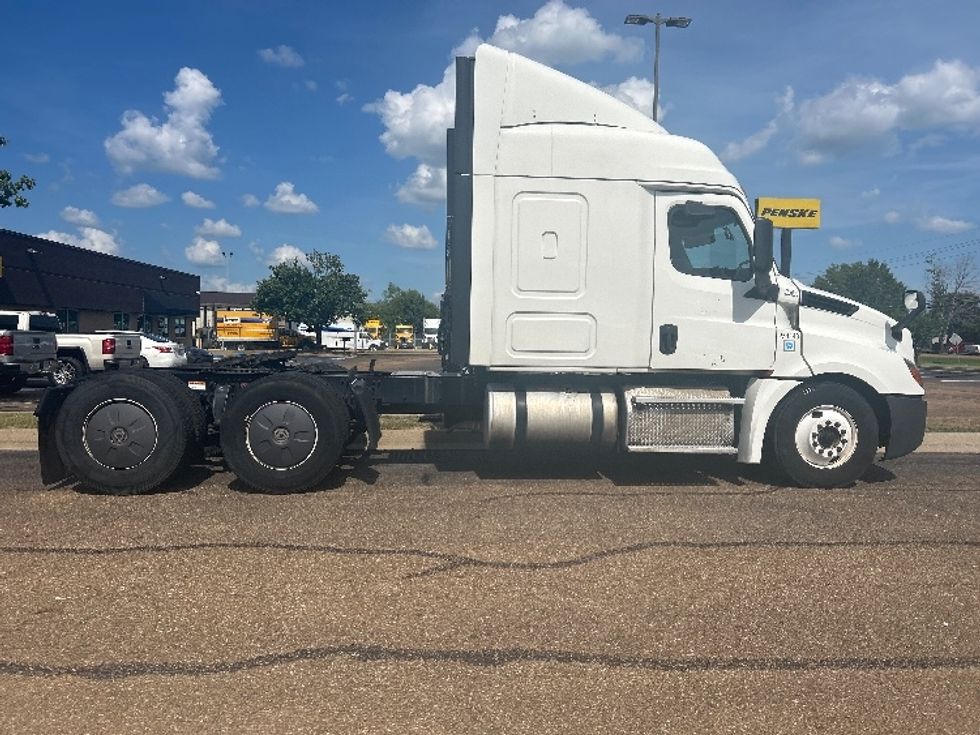 Sleeper Tractor-Heavy Duty Tractors-Freightliner-2019-T12664ST-Richland-MS-666,423\n\t\tmiles-$ 51,250 - Image 8