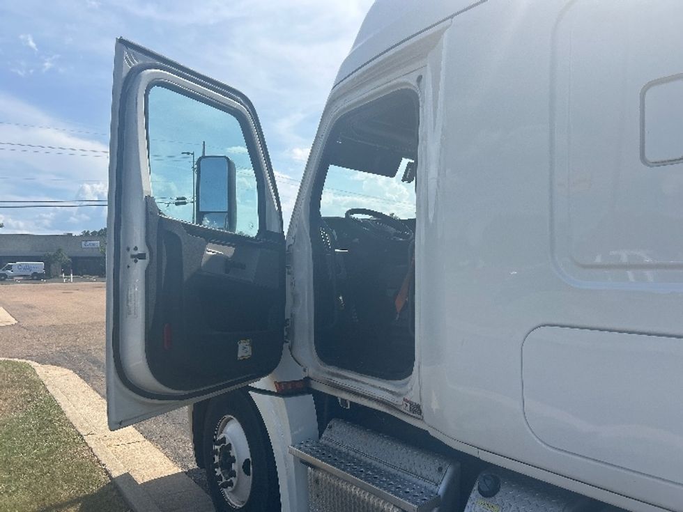 Sleeper Tractor-Heavy Duty Tractors-Freightliner-2019-T12664ST-Richland-MS-666,423\n\t\tmiles-$ 51,250 - Image 9