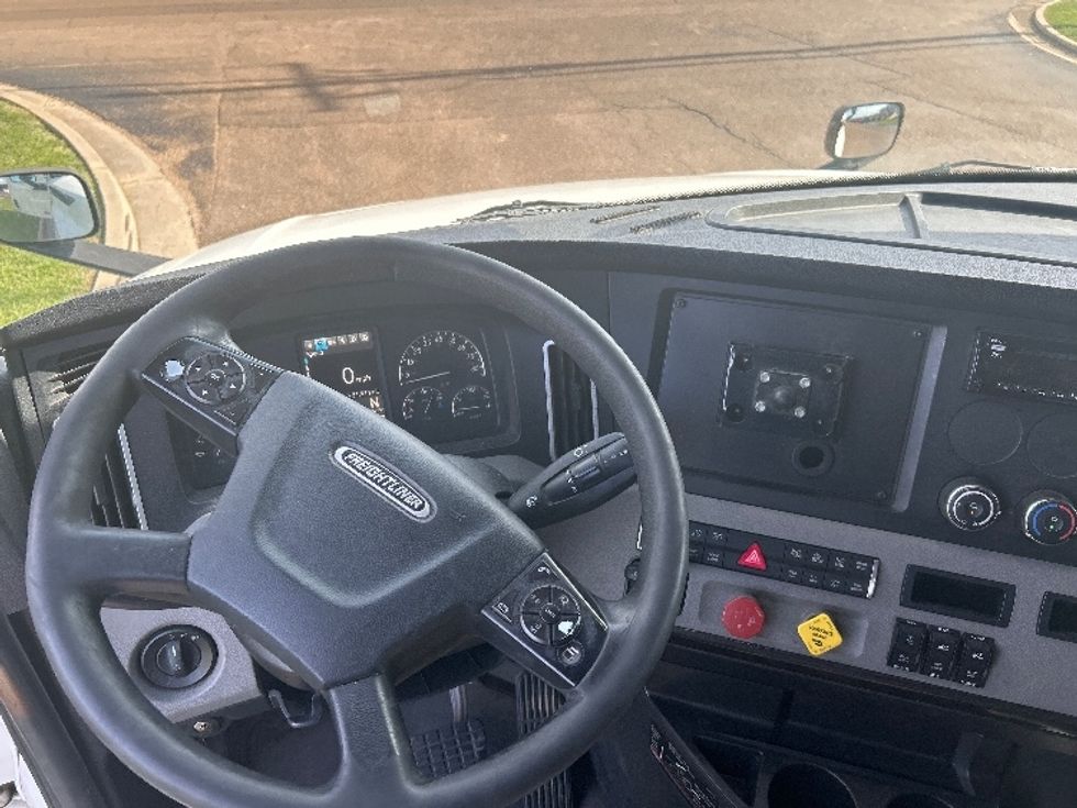 Sleeper Tractor-Heavy Duty Tractors-Freightliner-2019-T12664ST-Richland-MS-731,912\n\t\tmiles-$ 46,500 - Image 11