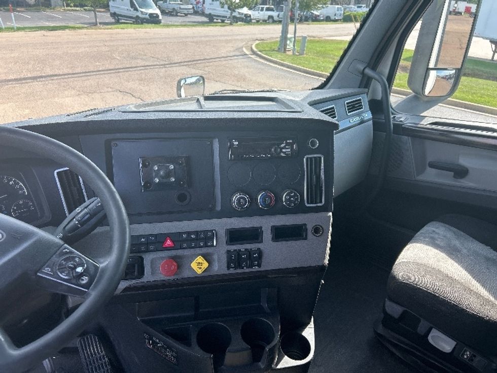 Sleeper Tractor-Heavy Duty Tractors-Freightliner-2019-T12664ST-Richland-MS-731,912\n\t\tmiles-$ 46,500 - Image 12