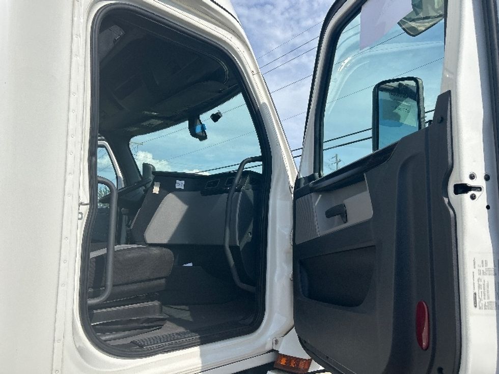 Sleeper Tractor-Heavy Duty Tractors-Freightliner-2019-T12664ST-Richland-MS-731,912\n\t\tmiles-$ 46,500 - Image 13