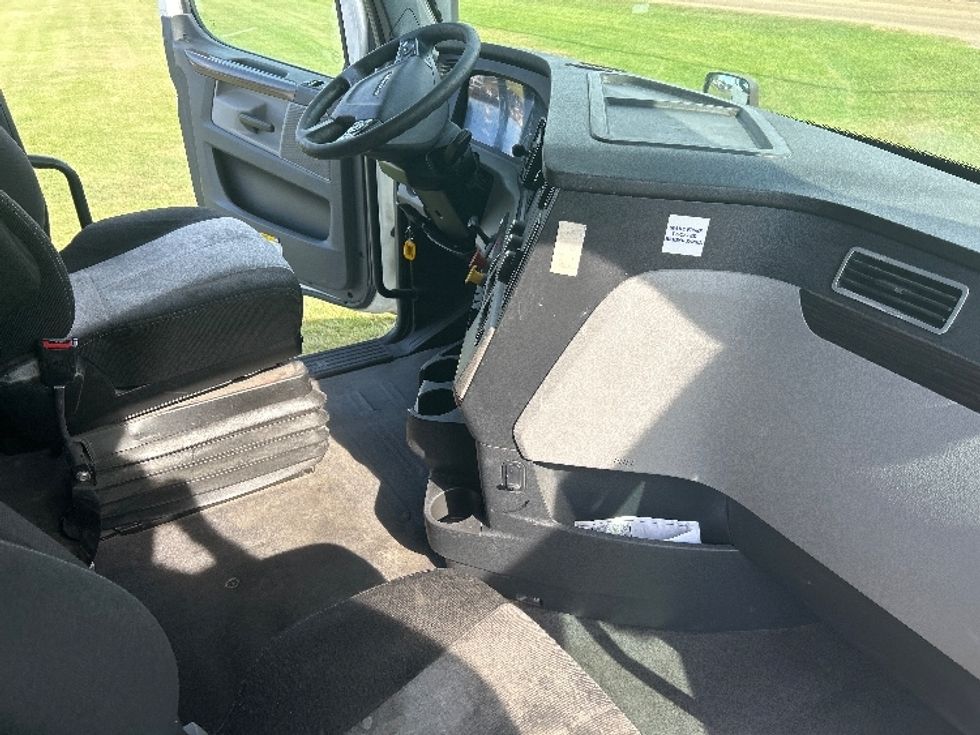 Sleeper Tractor-Heavy Duty Tractors-Freightliner-2019-T12664ST-Richland-MS-731,912\n\t\tmiles-$ 46,500 - Image 15