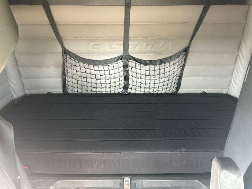 Sleeper Tractor-Heavy Duty Tractors-Freightliner-2019-T12664ST-Richland-MS-731,912\n\t\tmiles-$ 46,500 - Image 16