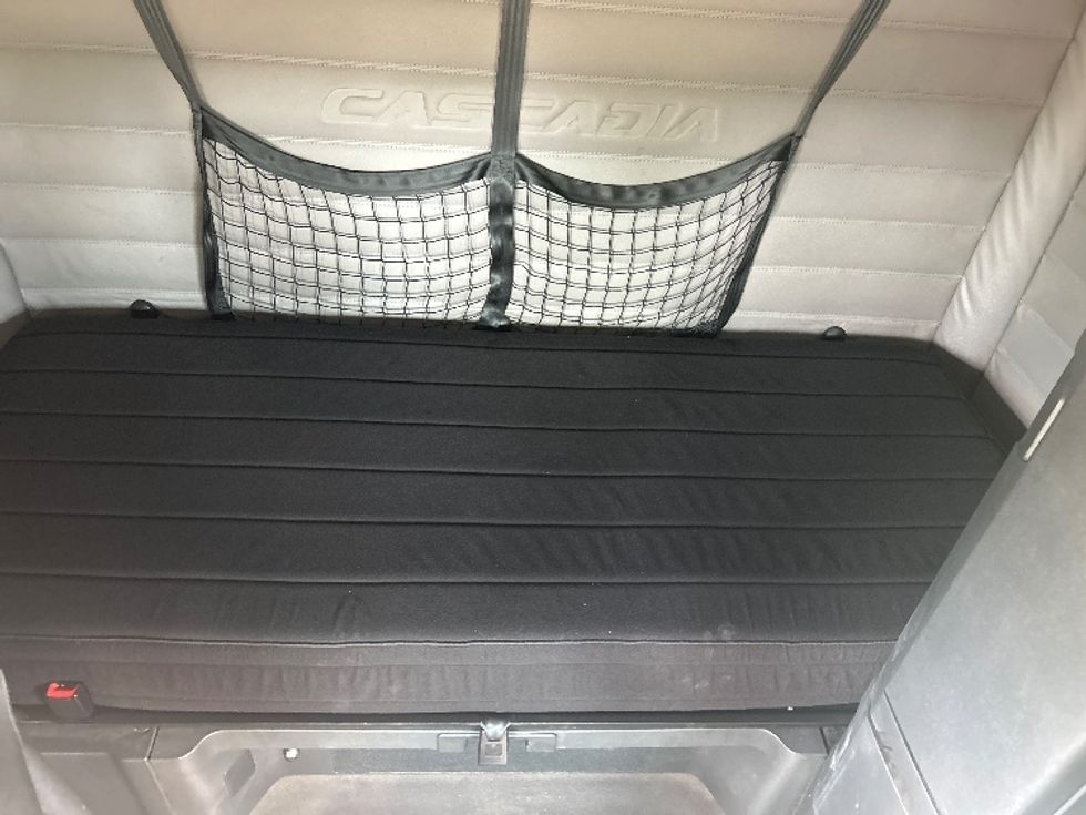 Sleeper Tractor-Heavy Duty Tractors-Freightliner-2019-T12664ST-Richland-MS-731,912\n\t\tmiles-$ 46,500 - Image 17