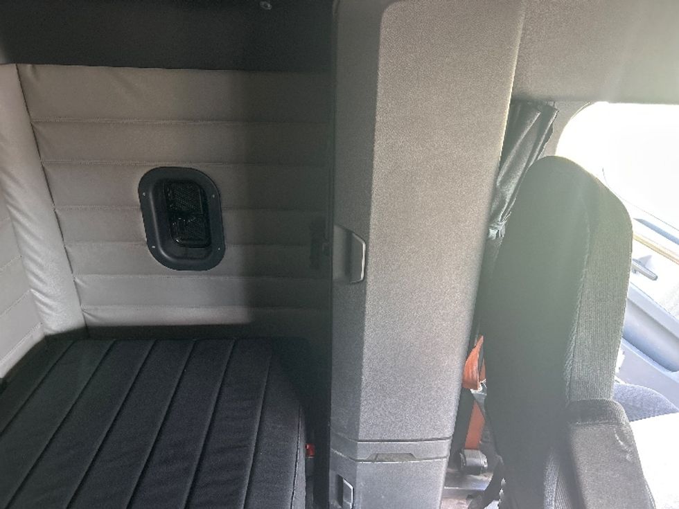 Sleeper Tractor-Heavy Duty Tractors-Freightliner-2019-T12664ST-Richland-MS-731,912\n\t\tmiles-$ 46,500 - Image 18