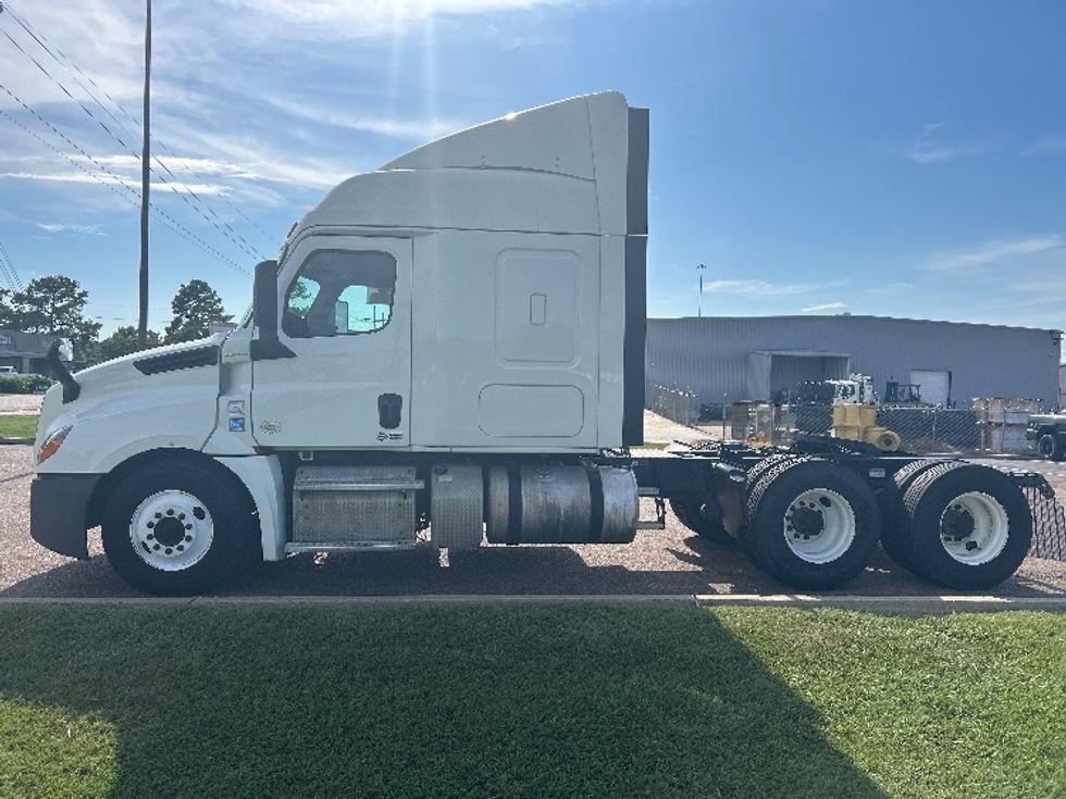 Sleeper Tractor-Heavy Duty Tractors-Freightliner-2019-T12664ST-Richland-MS-731,912\n\t\tmiles-$ 46,500 - Image 4