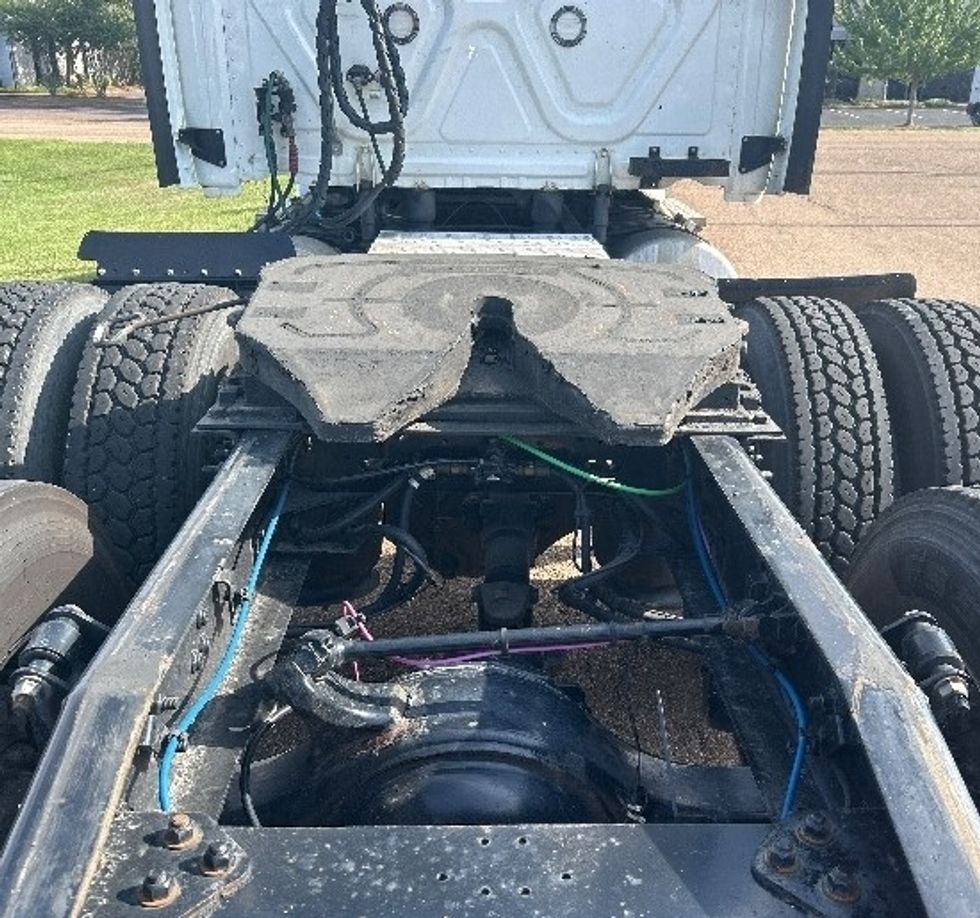 Sleeper Tractor-Heavy Duty Tractors-Freightliner-2019-T12664ST-Richland-MS-731,912\n\t\tmiles-$ 46,500 - Image 6