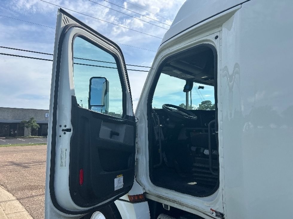 Sleeper Tractor-Heavy Duty Tractors-Freightliner-2019-T12664ST-Richland-MS-731,912\n\t\tmiles-$ 46,500 - Image 9