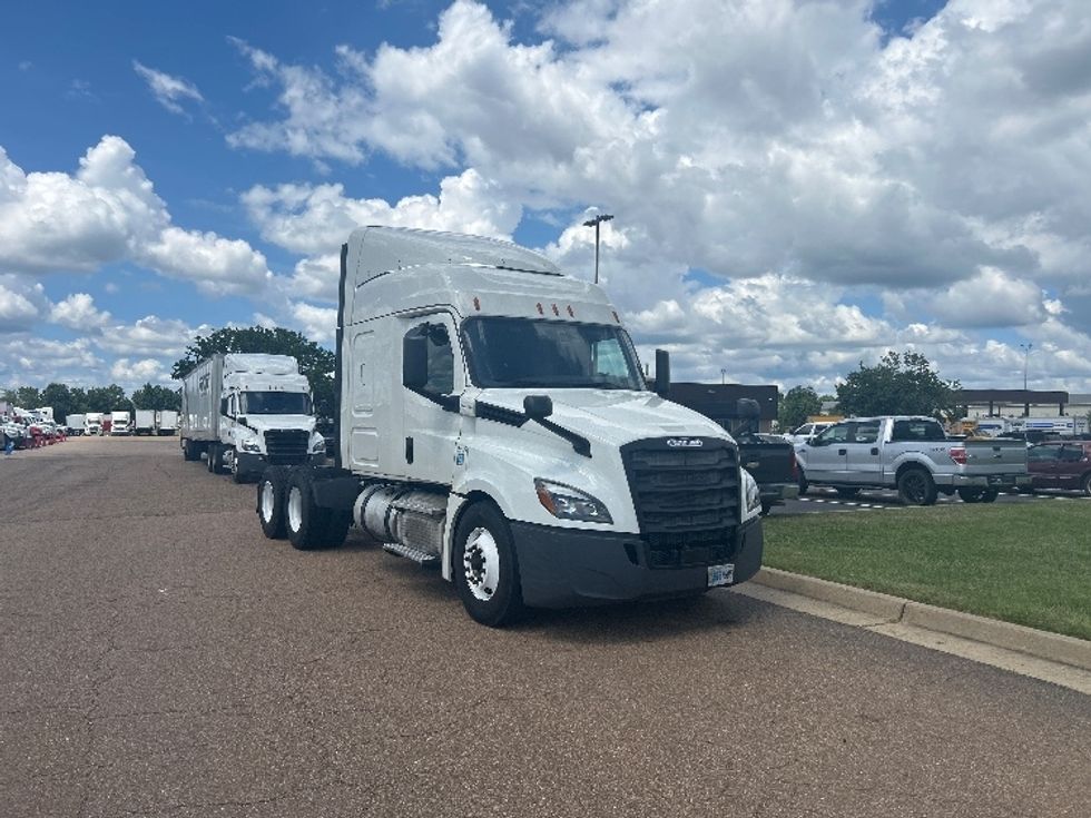 Sleeper Tractor-Heavy Duty Tractors-Freightliner-2019-T12664ST-Richland-MS-855,404\n\t\tmiles-$ 39,250 - Image 1