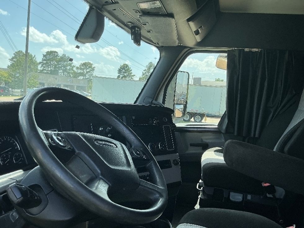 Sleeper Tractor-Heavy Duty Tractors-Freightliner-2019-T12664ST-Richland-MS-855,404\n\t\tmiles-$ 39,250 - Image 10
