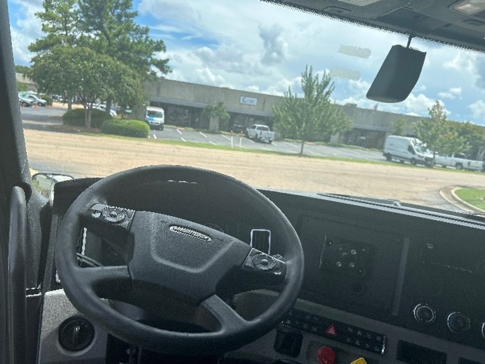 Sleeper Tractor-Heavy Duty Tractors-Freightliner-2019-T12664ST-Richland-MS-855,404\n\t\tmiles-$ 39,250 - Image 11