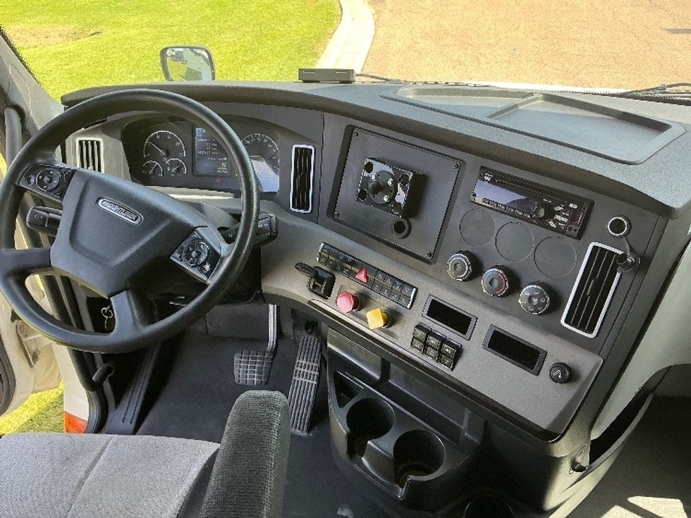 Sleeper Tractor-Heavy Duty Tractors-Freightliner-2019-T12664ST-Richland-MS-855,404\n\t\tmiles-$ 39,250 - Image 12