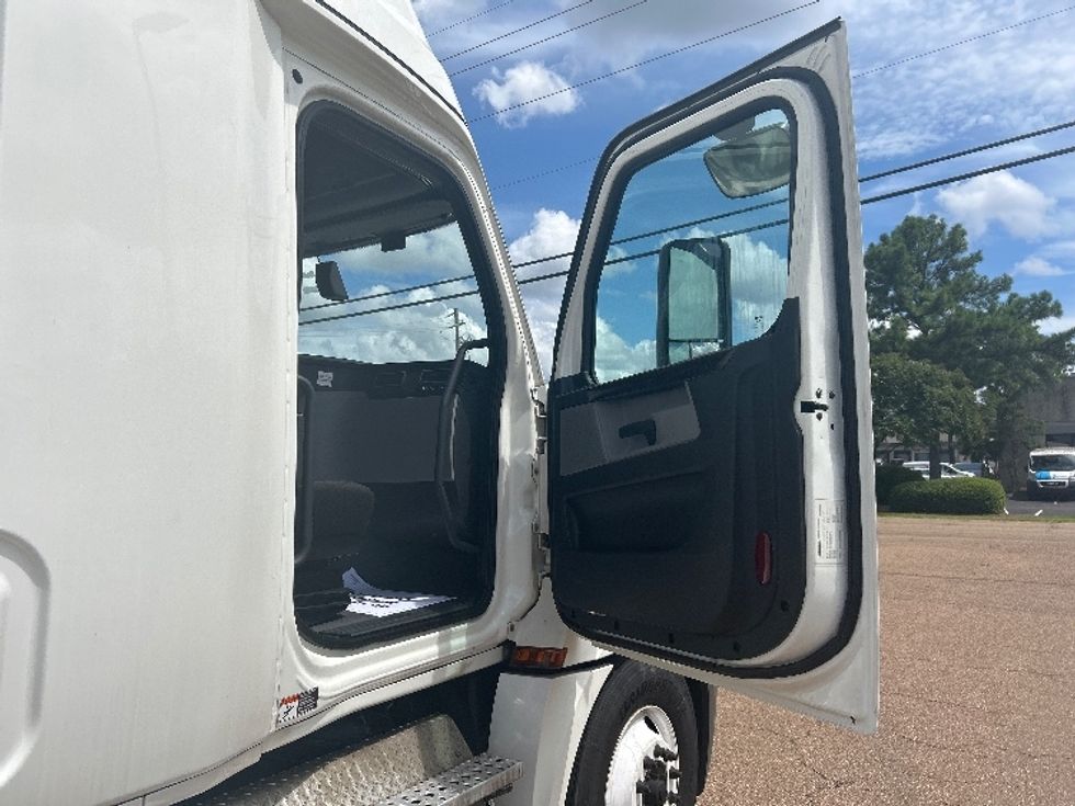 Sleeper Tractor-Heavy Duty Tractors-Freightliner-2019-T12664ST-Richland-MS-855,404\n\t\tmiles-$ 39,250 - Image 13