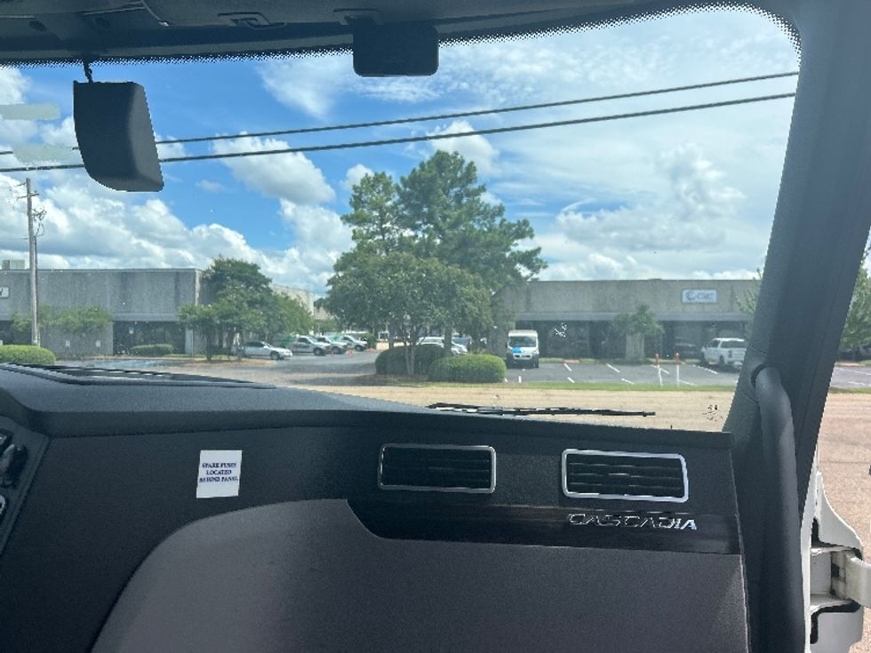 Sleeper Tractor-Heavy Duty Tractors-Freightliner-2019-T12664ST-Richland-MS-855,404\n\t\tmiles-$ 39,250 - Image 14