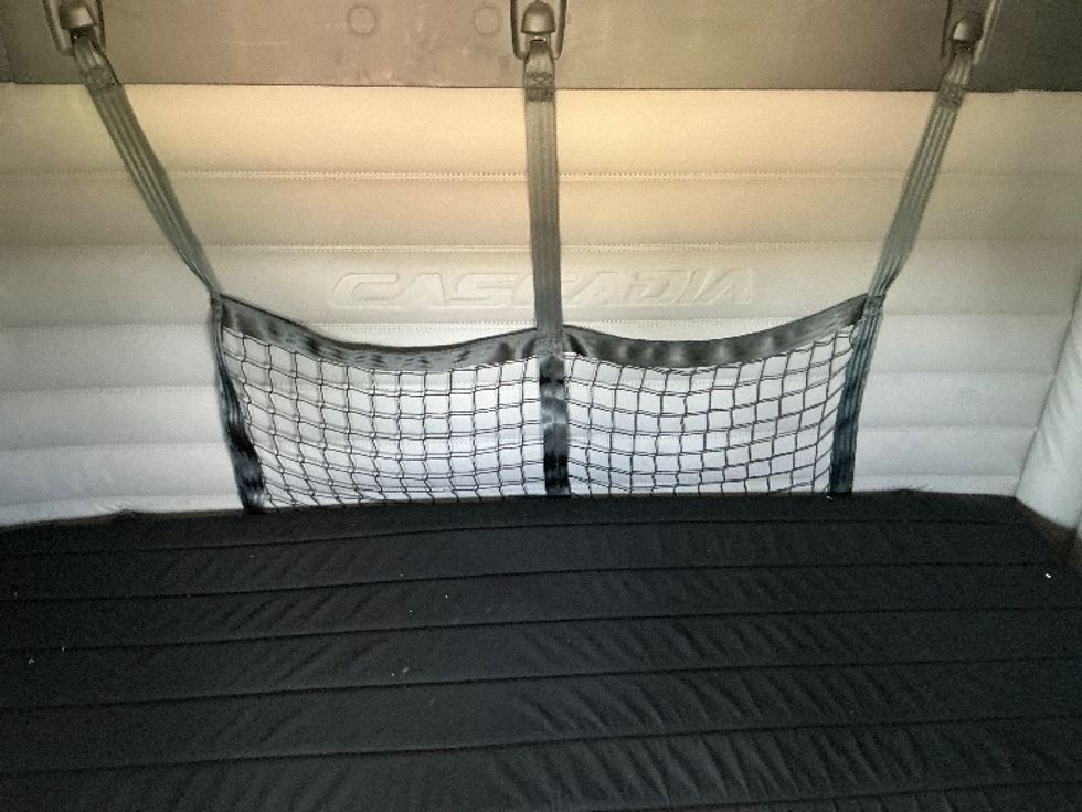 Sleeper Tractor-Heavy Duty Tractors-Freightliner-2019-T12664ST-Richland-MS-855,404\n\t\tmiles-$ 39,250 - Image 16