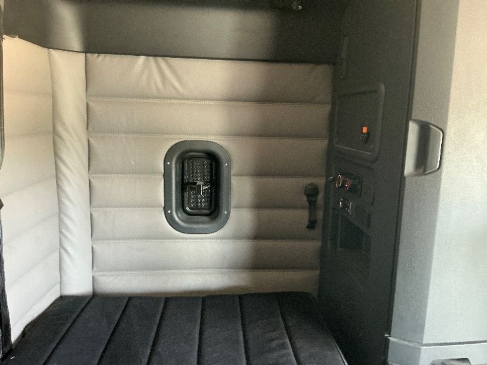 Sleeper Tractor-Heavy Duty Tractors-Freightliner-2019-T12664ST-Richland-MS-855,404\n\t\tmiles-$ 39,250 - Image 18