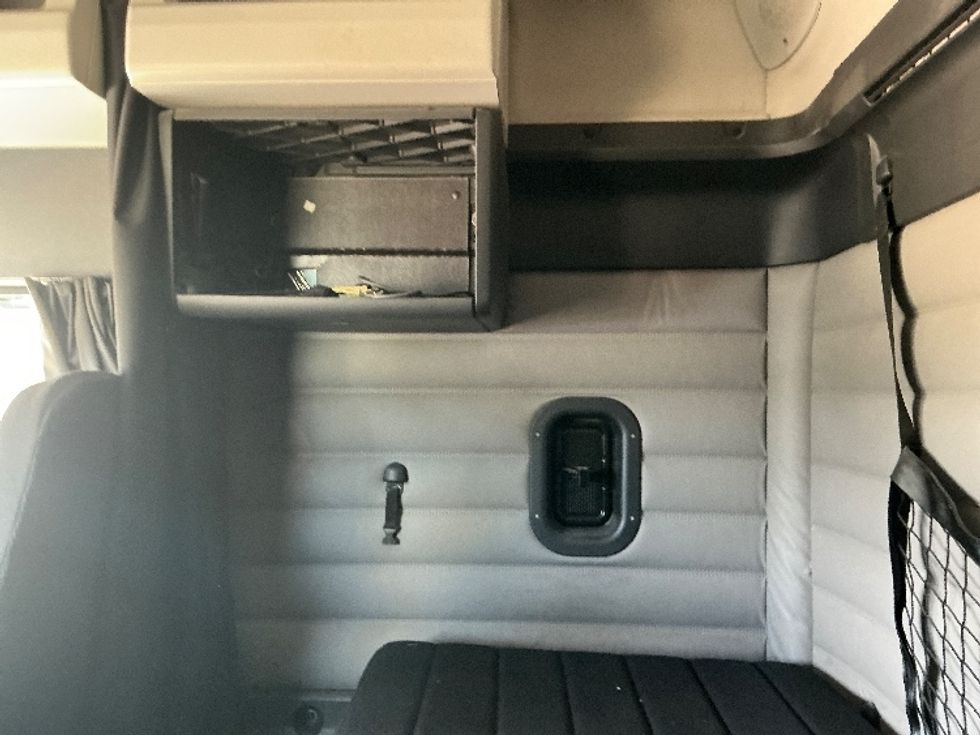 Sleeper Tractor-Heavy Duty Tractors-Freightliner-2019-T12664ST-Richland-MS-855,404\n\t\tmiles-$ 39,250 - Image 19