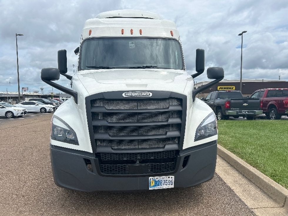 Sleeper Tractor-Heavy Duty Tractors-Freightliner-2019-T12664ST-Richland-MS-855,404\n\t\tmiles-$ 39,250 - Image 2