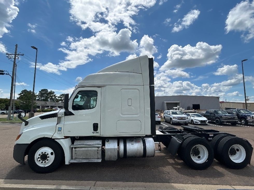 Sleeper Tractor-Heavy Duty Tractors-Freightliner-2019-T12664ST-Richland-MS-855,404\n\t\tmiles-$ 39,250 - Image 4