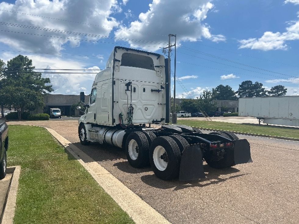 Sleeper Tractor-Heavy Duty Tractors-Freightliner-2019-T12664ST-Richland-MS-855,404\n\t\tmiles-$ 39,250 - Image 5