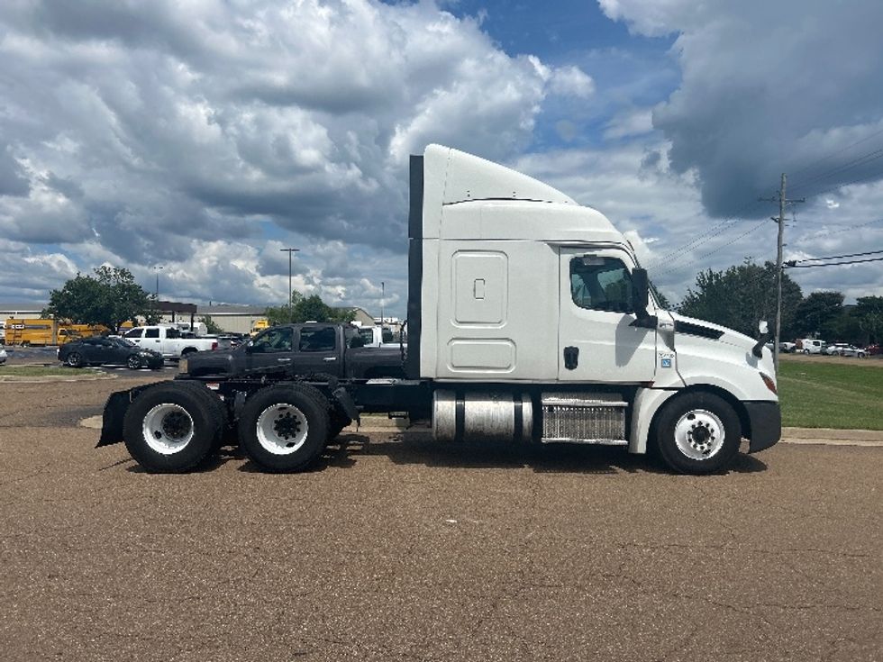 Sleeper Tractor-Heavy Duty Tractors-Freightliner-2019-T12664ST-Richland-MS-855,404\n\t\tmiles-$ 39,250 - Image 8