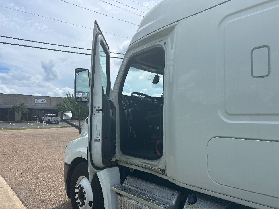 Sleeper Tractor-Heavy Duty Tractors-Freightliner-2019-T12664ST-Richland-MS-855,404\n\t\tmiles-$ 39,250 - Image 9