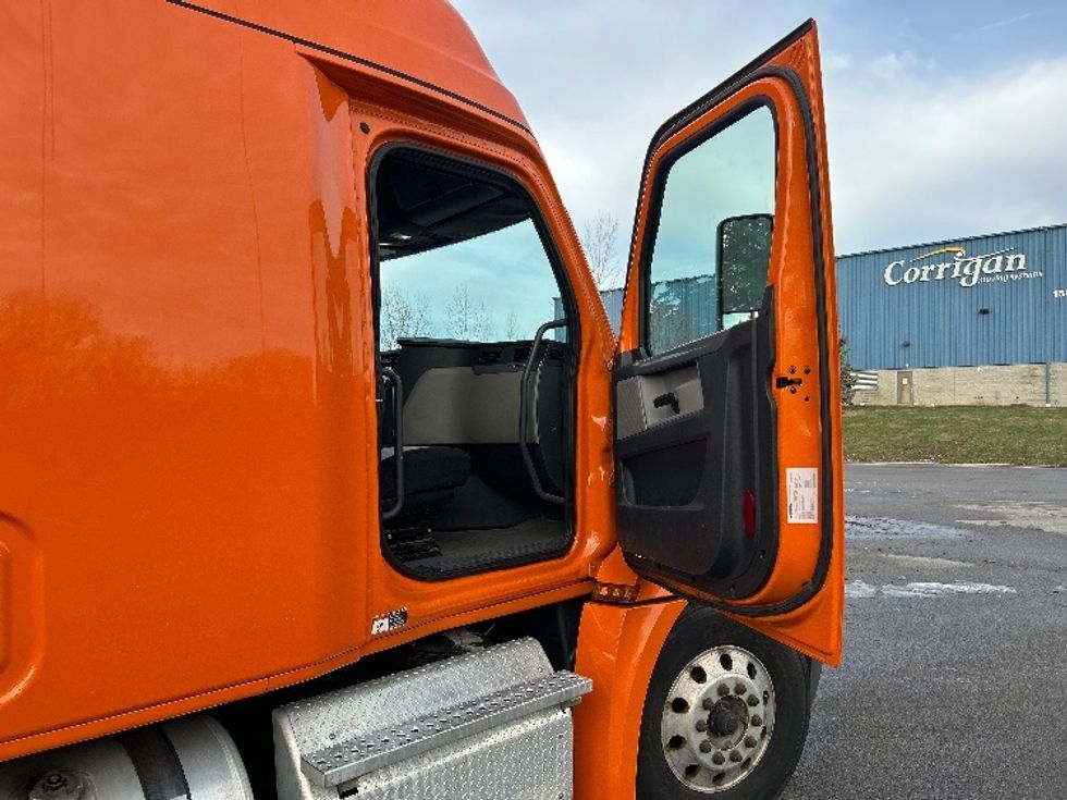 Sleeper Tractor-Heavy Duty Tractors-Freightliner-2019-T12664ST-Rochester-NY-310,079\n\t\tmiles-$ 56,000 - Image 13