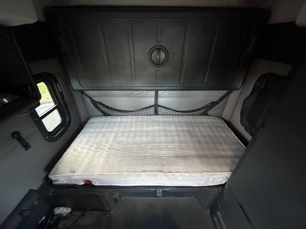 Sleeper Tractor-Heavy Duty Tractors-Freightliner-2019-T12664ST-Rochester-NY-310,079\n\t\tmiles-$ 56,000 - Image 16