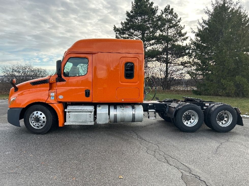 Sleeper Tractor-Heavy Duty Tractors-Freightliner-2019-T12664ST-Rochester-NY-310,079\n\t\tmiles-$ 56,000 - Image 4