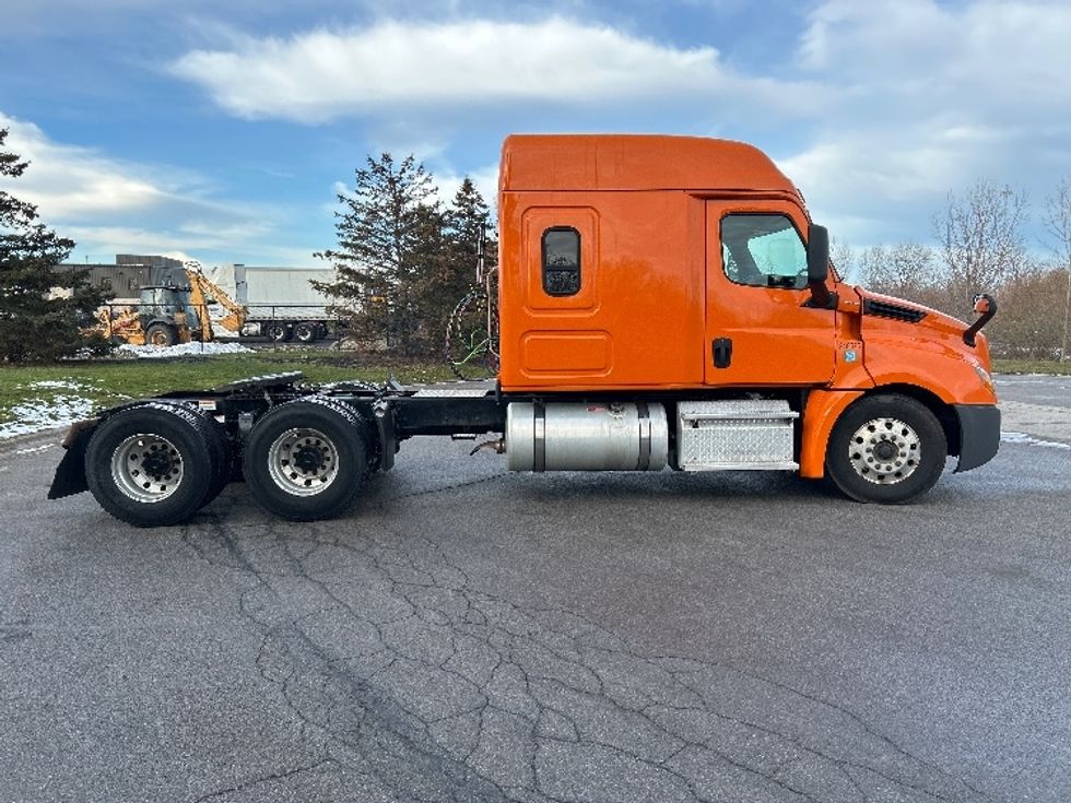 Sleeper Tractor-Heavy Duty Tractors-Freightliner-2019-T12664ST-Rochester-NY-310,079\n\t\tmiles-$ 56,000 - Image 8