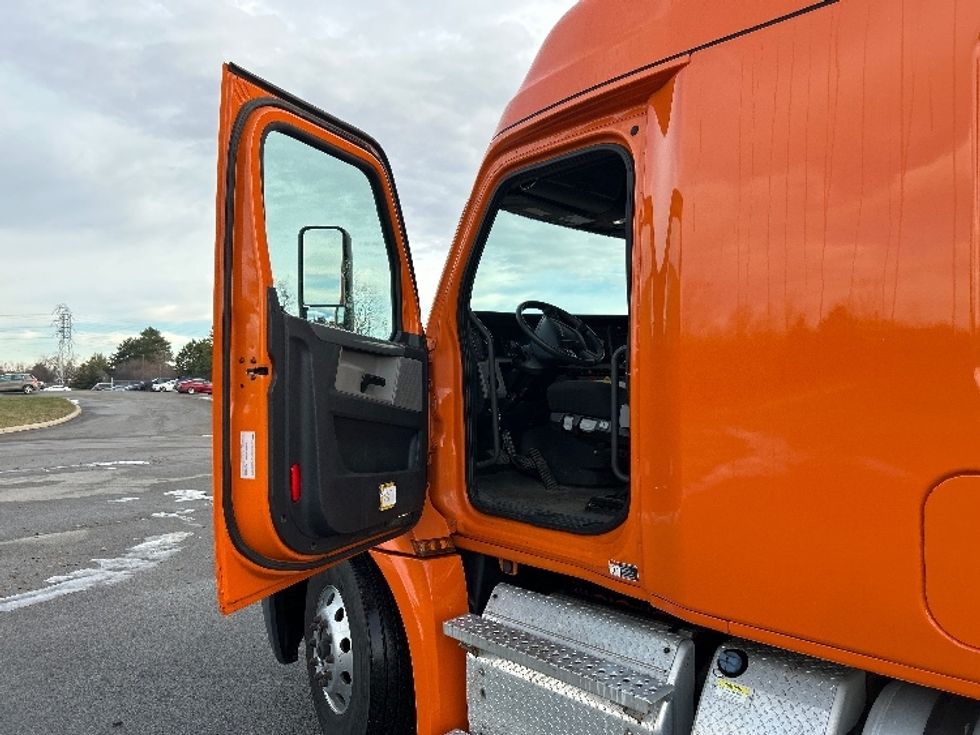 Sleeper Tractor-Heavy Duty Tractors-Freightliner-2019-T12664ST-Rochester-NY-310,079\n\t\tmiles-$ 56,000 - Image 9