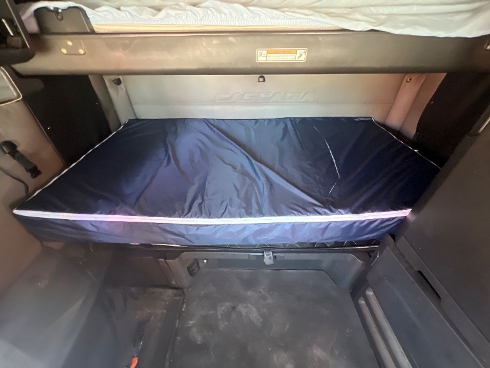 Sleeper Tractor-Heavy Duty Tractors-Freightliner-2019-T12664ST-Rochester-NY-346,816\n\t\tmiles-$ 58,000 - Image 16