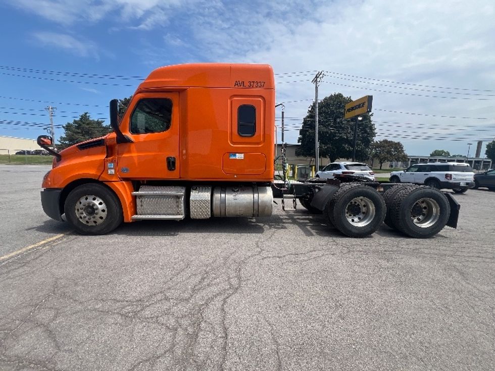Sleeper Tractor-Heavy Duty Tractors-Freightliner-2019-T12664ST-Rochester-NY-346,816\n\t\tmiles-$ 58,000 - Image 4